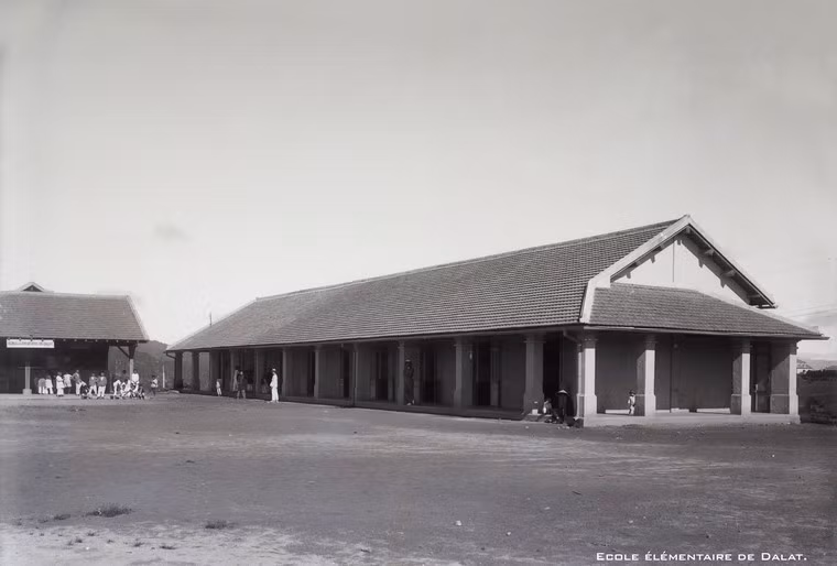 Trường Tiểu học Đà Lạt, nay là trường tiểu học Đoàn Thị Điểm trên đường Nam Kỳ Khởi Nghĩa.