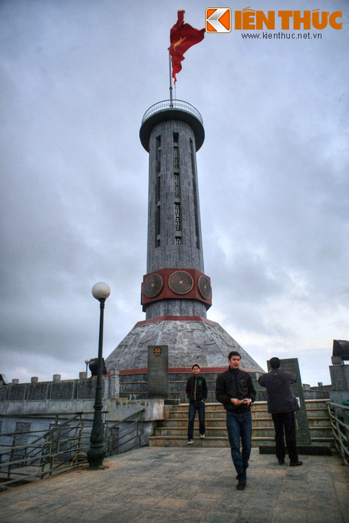 Khánh thành vào ngày 25/9/2010, Cột cờ Lũng Cú mới có chiều cao 33,15 mét, trong đó phần chân cột cao 20,25 mét, đường kính ngoài thân cột rộng 3,8 mét. Kiểu dáng bát giác của cột cờ khá gần với kiểu cột cờ Hà Nội.