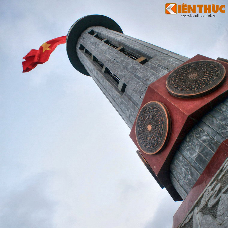 Hiện nay tại đồn biên phòng Lũng Cú có một trạm chuyên làm nhiệm vụ bảo vệ lá cờ trên Cột cờ Lũng Cú. Khoảng 7 đến 10 ngày cờ sẽ được thay mới do sức gió trên đỉnh Lũng Cú rất mạnh khiến cờ dễ hư hỏng.