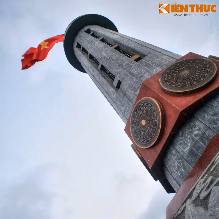 Hiện nay tại đồn biên phòng Lũng Cú có một trạm chuyên làm nhiệm vụ bảo vệ lá cờ trên Cột cờ Lũng Cú. Khoảng 7 đến 10 ngày cờ sẽ được thay mới do sức gió trên đỉnh Lũng Cú rất mạnh khiến cờ dễ hư hỏng.