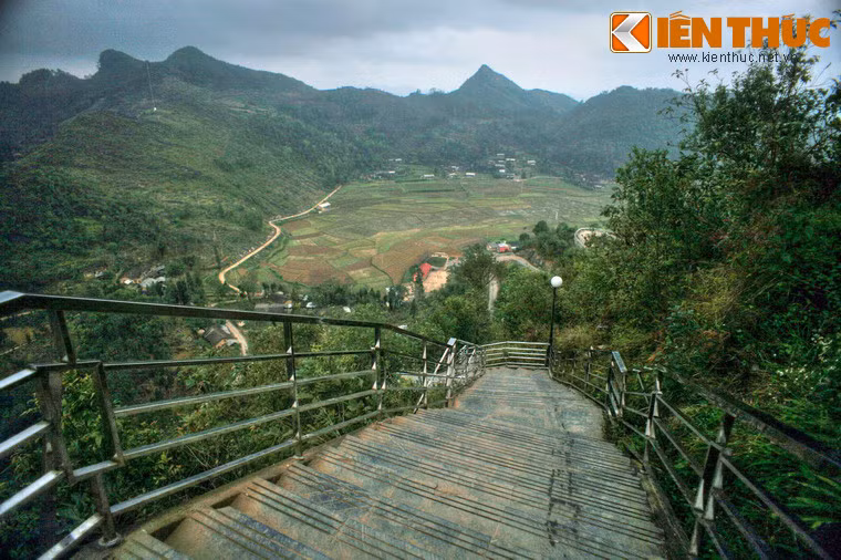 Để lên Cột cờ Lũng Cú, khách phương xa sẽ phải vượt qua 349 bậc thang men theo triền núi.