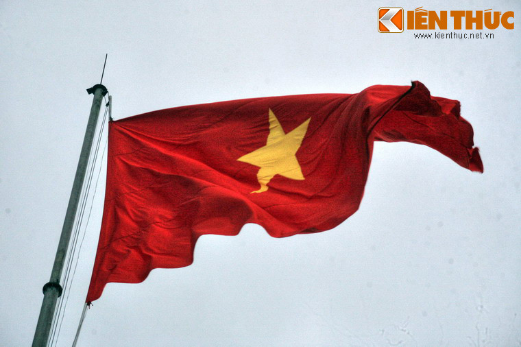 Lá cờ Tổ quốc treo trên Cột cờ Lũng Cú có chiều dài 9 mét, chiều rộng 6 mét, tổng diện tích 54m², tượng trưng cho 54 dân tộc cùng chung sống trên đất nước Việt Nam.