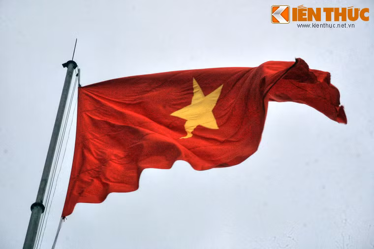 Lá cờ Tổ quốc treo trên Cột cờ Lũng Cú có chiều dài 9 mét, chiều rộng 6 mét, tổng diện tích 54m², tượng trưng cho 54 dân tộc cùng chung sống trên đất nước Việt Nam.