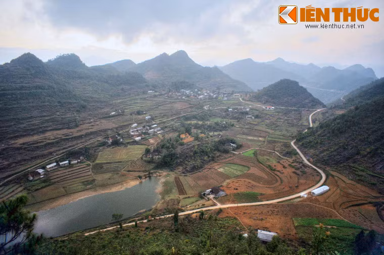 Dưới chân núi Rồng là những thửa ruộng bậc thang uốn lượn và hai ao nước quanh năm không bao giờ cạn nước, được gọi là mắt rồng, là nguồn nước cho người dân tộc hai bản sử dụng.