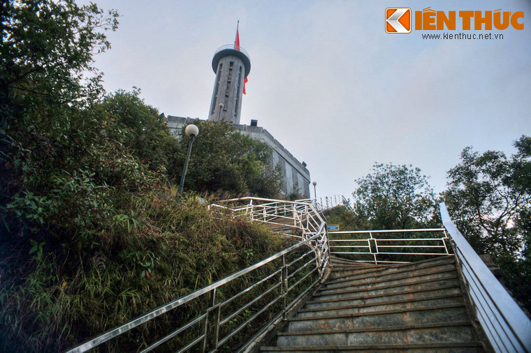 Cột cờ Lũng Cú có lịch sử rất lâu đời, được xây dựng đầu tiên từ thời Lý Thường Kiệt (thế kỷ 11) và ban đầu chỉ làm bằng cây sa mộc.