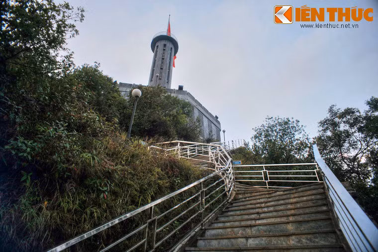 Cột cờ Lũng Cú có lịch sử rất lâu đời, được xây dựng đầu tiên từ thời Lý Thường Kiệt (thế kỷ 11) và ban đầu chỉ làm bằng cây sa mộc.