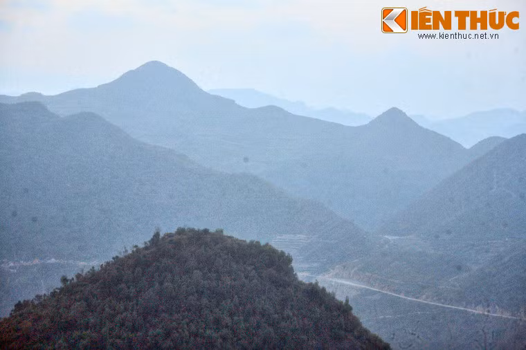 Từ Cột cờ Lũng Cú có thể quan sát cảnh quan hùng vĩ của vùng địa đầu Tây Bắc với những dãy núi trùng điệp trải dài đến hút tầm mắt.