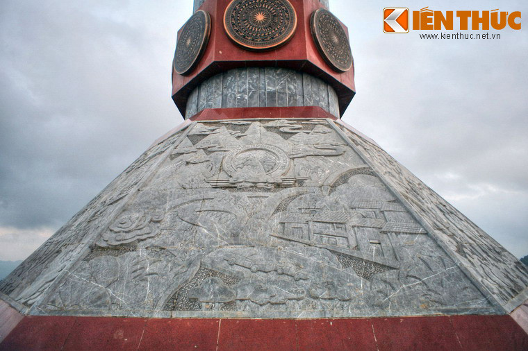 Bệ cột cờ có 8 mặt phù điêu bằng đá xanh minh họa các giai đoạn qua từng thời kỳ lịch sử của đất nước, cũng như con người, tập quán của các dân tộc ở Hà Giang.