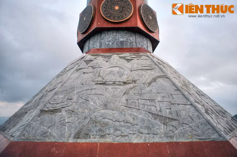 Bệ cột cờ có 8 mặt phù điêu bằng đá xanh minh họa các giai đoạn qua từng thời kỳ lịch sử của đất nước, cũng như con người, tập quán của các dân tộc ở Hà Giang.