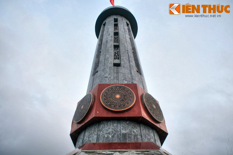 Phần dưới thân cột cờ có 8 phù điêu thể hiện hình ảnh bề mặt trống đồng Đông Sơn – biểu tượng văn hóa tâm linh của dân tộc Việt. Trong thân cột cờ có cầu thang bộ đi lên đỉnh.