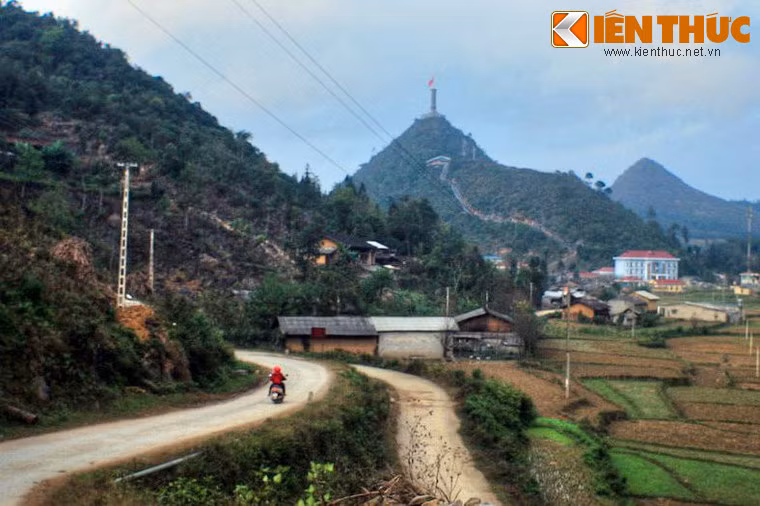 Nằm trên đỉnh núi Rồng ở độ cao khoảng 1.470 mét so với mực nước biển - là điểm cao nhất của cực Bắc Việt Nam - Cột cờ Lũng Cú (xã Lũng Cú, huyện Đồng Văn, tỉnh Hà Giang) được coi là một hùng quan ở nơi địa đầu Tổ Quốc.