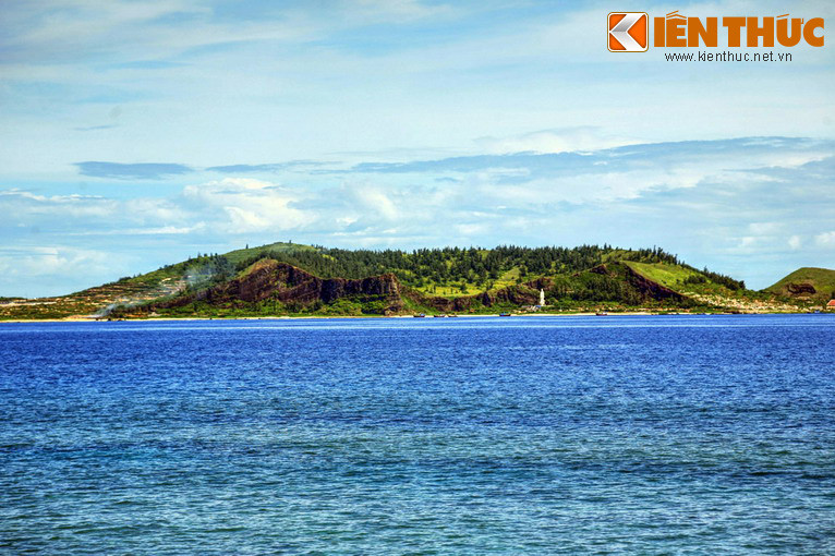 Toàn cảnh núi lửa Giếng Tiền nhìn tử ngoài biển khơi.