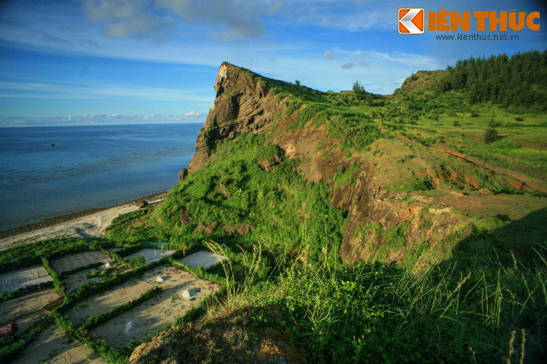 2. Nằm cách "cổng vò vò" không xa, núi lửa Giếng Tiền là một kỳ quan địa chất độc đáo khác của Lý Sơn. Đây là một núi lửa đã tắt, sở hữu một mỏm đá nhọn hướng lên trời, mang dáng vẻ vô cùng ấn tượng.