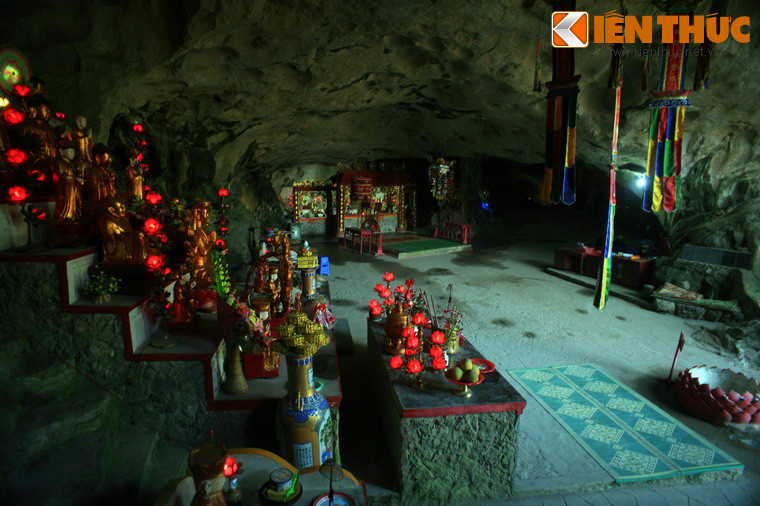 Các bàn thờ được đặt ở nhiều vị trí khác nhau trong động, vừa trang trọng, uy nghiêm, vừa hài hòa với cảnh trí thiên nhiên.