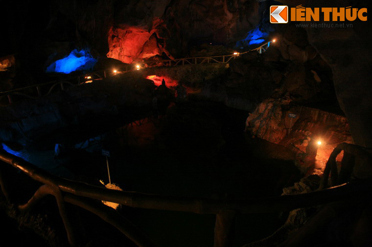 Hay những hồ nước trong vắt hình thành từ nước thấm qua vách động, trong đó nổi bật là hồ Âm Ty – hồ nước nằm ở một lòng chảo lớn được bao quanh bởi nhiều khối thạch nhũ.