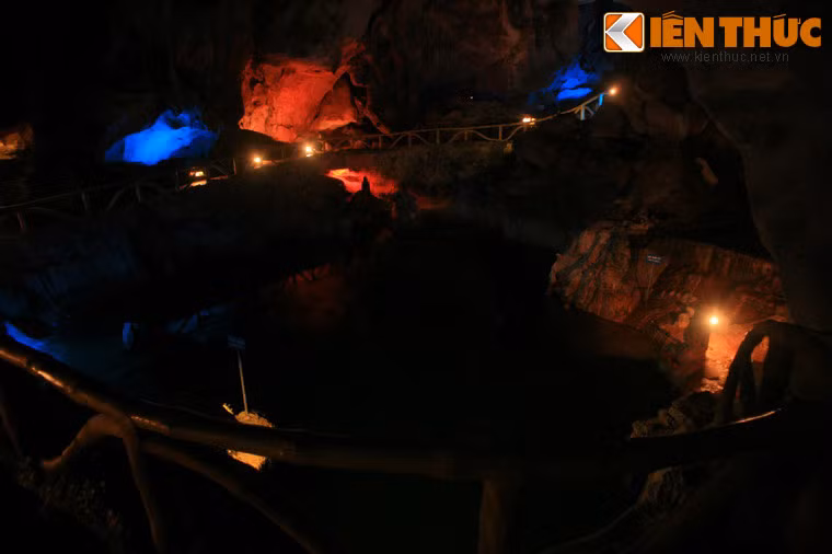 Hay những hồ nước trong vắt hình thành từ nước thấm qua vách động, trong đó nổi bật là hồ Âm Ty – hồ nước nằm ở một lòng chảo lớn được bao quanh bởi nhiều khối thạch nhũ.