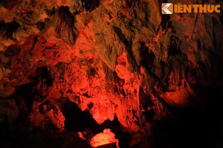 Đó là những vòm động cao với “rừng” thành nhũ kỳ ảo kích thích trí tưởng tượng của con người.