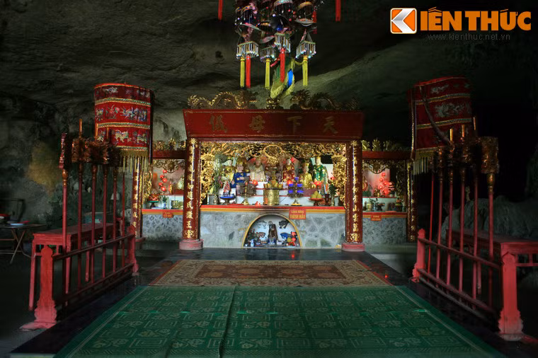 Ngoài bàn thờ Phật, động - chùa Tam Thanh còn có bàn thờ Khổng Tử, Lão Tử và các vị thần thánh theo tín ngưỡng dân gian của người Việt.