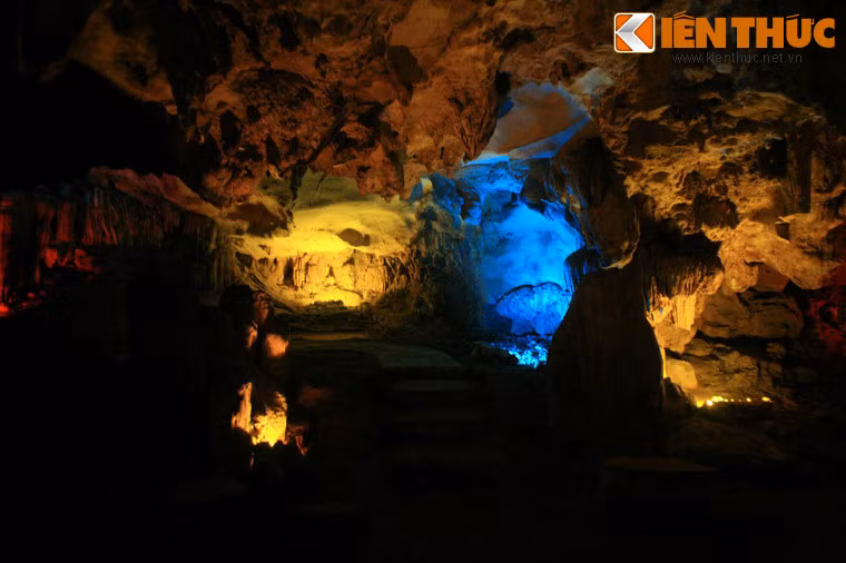 Tiếp tục vào sâu trong động, những khung cảnh siêu thực như trong cõi thần tiên liên tục hiện ra làm say lòng du khách.