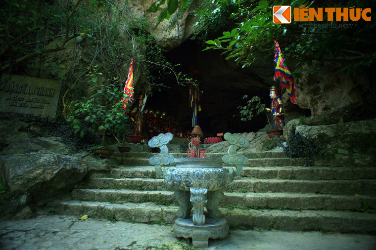 Chùa được xây dựa vào địa thế của quần thể hang động gồm ba hang Nhất Thanh, Nhị Thanh, trong đó hang động chính là động Tam Thanh có lối vào nằm ở lưng chừng núi. Lối lên cửa động có 30 bậc đá.