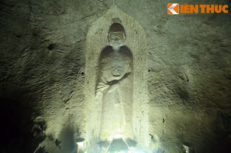 Trong động còn lưu giữ một tượng phật A Di Đà được tạc nổi vào vách đá từ thế kỷ 15. Pho tượng này cao 2 mét, mang phong cách nghệ thuật thời Lê - Mạc.