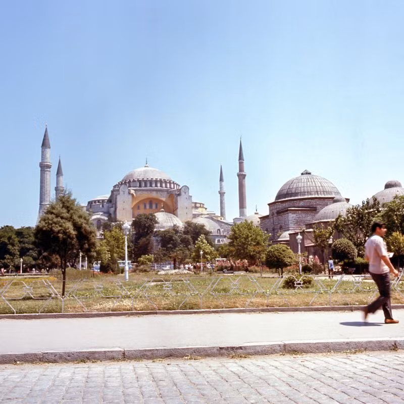 Bên ngoài bảo tàng Hagia Sophia của Istanbul thập niên 1970.
