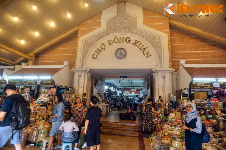 Năm 1890 chính quyền thuộc địa cho xây dựng chợ Đồng Xuân theo kiến trúc Pháp. Khi mới khánh thành, chợ Đồng Xuân là khu chợ có quy mô lớn nhất và hiện đại bậc nhất Việt Nam. Đây cũng là một trong những công trình tạo nên diện mạo kiến trúc Hà Nội thời thuộc địa.