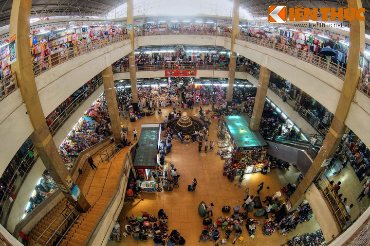 Sau năm 1954, chợ Đồng Xuân khẳng định vai trò của một khu chợ đầu mối lớn nhất Hà Nội và các tỉnh phía Bắc. Năm 1991, chợ Đồng Xuân được xây dựng lại nhưng vẫn giữ những nét kiến trúc cũ ở mặt tiền. Năm 1994, chợ bị hỏa hoạn, lửa thiêu trụi gần như toàn bộ các gian hàng. Sau vụ cháy kinh hoàng, chợ đã được tu sửa.