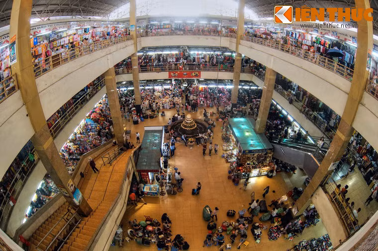 Sau năm 1954, chợ Đồng Xuân khẳng định vai trò của một khu chợ đầu mối lớn nhất Hà Nội và các tỉnh phía Bắc. Năm 1991, chợ Đồng Xuân được xây dựng lại nhưng vẫn giữ những nét kiến trúc cũ ở mặt tiền. Năm 1994, chợ bị hỏa hoạn, lửa thiêu trụi gần như toàn bộ các gian hàng. Sau vụ cháy kinh hoàng, chợ đã được tu sửa.