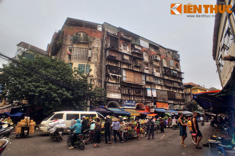 Khoảng thập niên 1960, phía sau chợ Đồng Xuân hình thành một khu chợ tạm gọi là chợ Bắc Qua, chuyên bán nông sản và thực phẩm. Từ đó, nhiều người gọi cả hai chợ bằng cái tên chung là chợ Đồng Xuân - Bắc Qua.