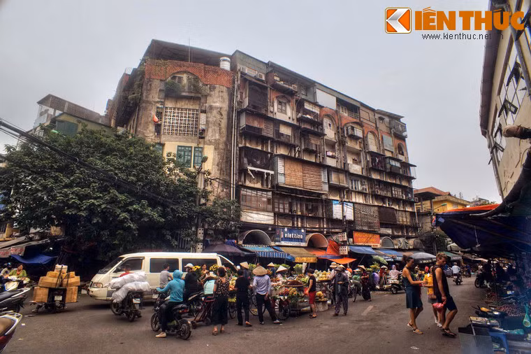 Khoảng thập niên 1960, phía sau chợ Đồng Xuân hình thành một khu chợ tạm gọi là chợ Bắc Qua, chuyên bán nông sản và thực phẩm. Từ đó, nhiều người gọi cả hai chợ bằng cái tên chung là chợ Đồng Xuân - Bắc Qua.