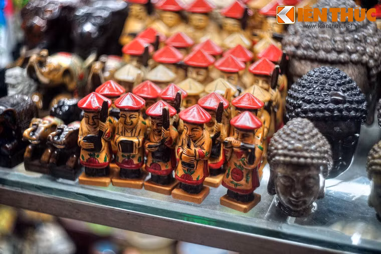 Lang thang qua các ngóc ngách của chợ, du khách có thể mua mọi thứ có thể tìm thấy ở Hà Nội như quần áo, giày dép, lương thực thực phẩm, đồ điện tử, nữ trang hay các món đồ lưu niệm dành cho khách du lịch.