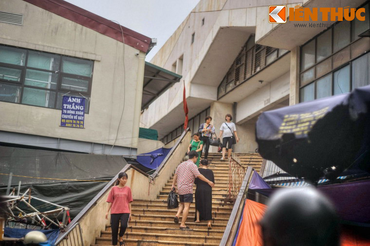 Trong khoảng một thế kỷ, những chuyến tàu điện với tiếng chuông lanh canh đã đưa hàng nghìn lượt người đến chợ Đồng Xuân mỗi ngày, trước khi loại hình giao thông công cộng này dừng hoat động.