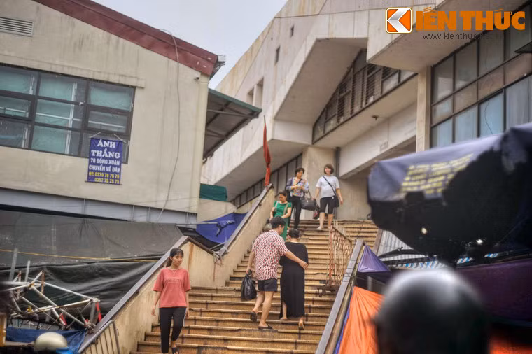 Trong khoảng một thế kỷ, những chuyến tàu điện với tiếng chuông lanh canh đã đưa hàng nghìn lượt người đến chợ Đồng Xuân mỗi ngày, trước khi loại hình giao thông công cộng này dừng hoat động.