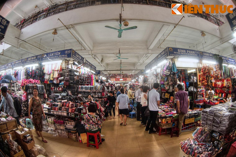 Năm 1994, chợ Đồng Xuân đã bị hỏa hoạn, lửa thiêu trụi gần như toàn bộ các gian hàng trong chợ. Đây là vụ cháy chợ kinh hoàng nhất tại Hà Nội từng được ghi nhận.