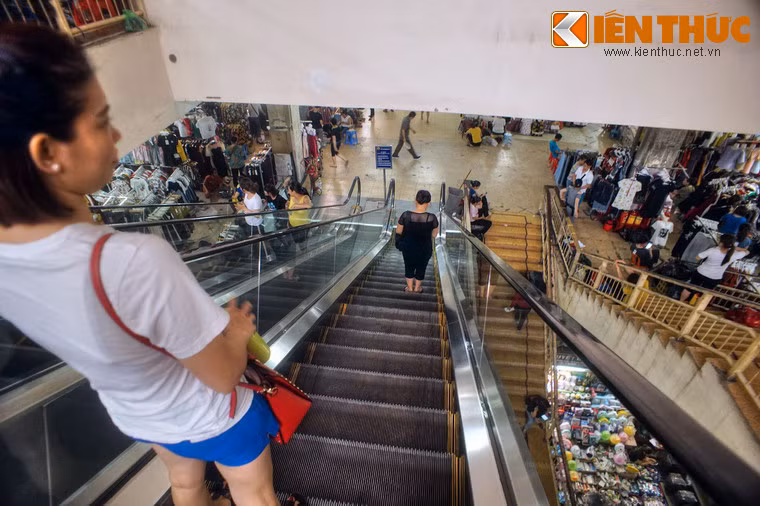 Ngày nay chợ Đồng Xuân vừa là một chợ đầu mối dành cho bán buôn, vừa là một “thiên đường” bán lẻ dành cho người dân và du khách.