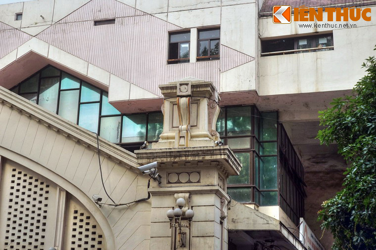 Vào khoảng năm 1990, chợ Đồng Xuân được xây dựng lại. Hai dãy nhà hai bên chợ được phá dỡ, ba dãy giữa xây lên ba tầng. Hai tấm cửa hai bên cũng bị dỡ, nhưng vẫn còn giữ hai cột ngoài cùng.