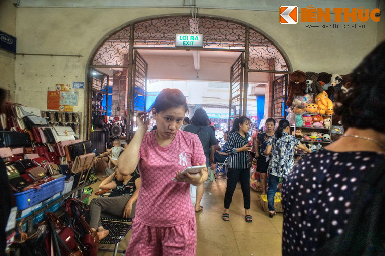 Trong suốt thời bao cấp, cuộc sống của một bộ phận lớn dân cư dân Hà Nội có sự gắn bó ít nhiều với khu chợ trong phố cổ.