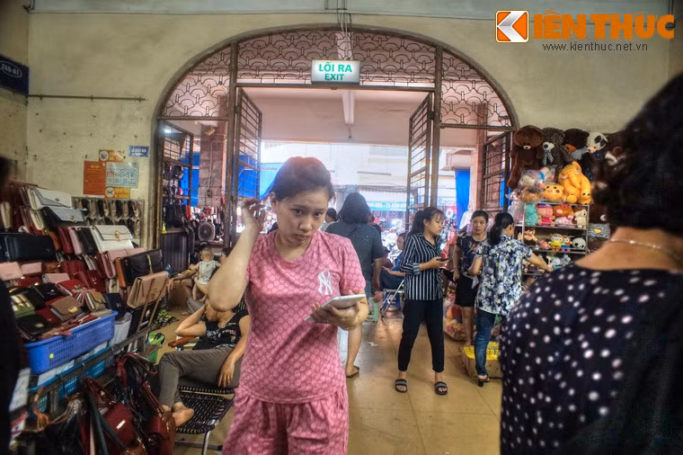 Trong suốt thời bao cấp, cuộc sống của một bộ phận lớn dân cư dân Hà Nội có sự gắn bó ít nhiều với khu chợ trong phố cổ.