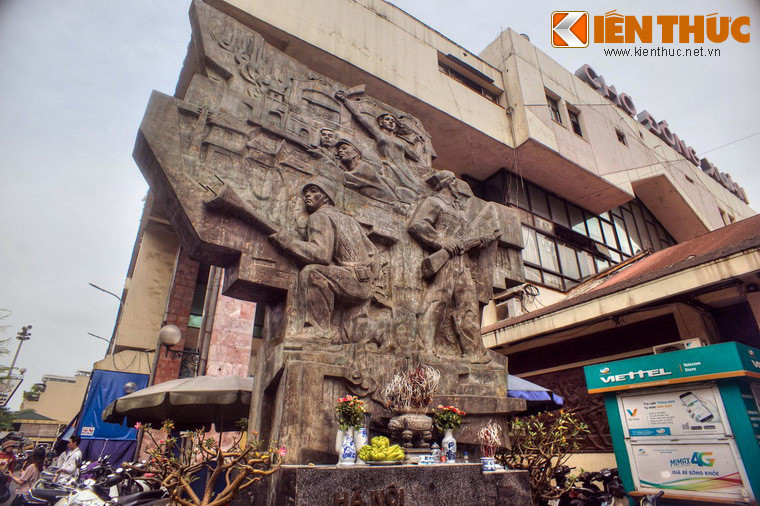 Rất nhiều chiến sĩ Vệ quốc quân đã hi sinh tại chợ Đồng Xuân trước khi rút lực lượng cách mạng rút khỏi Hà Nội. Để ghi nhớ sự kiện này, ở góc Tây Bắc của chợ đã được dựng một đài Cảm Tử.