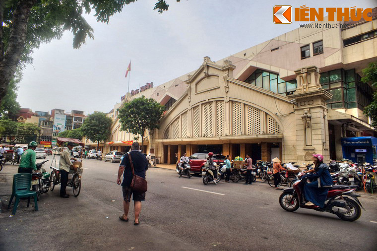 Khi mới khánh thành, chợ Đồng Xuân là khu chợ có quy mô lớn nhất và hiện đại bậc nhất Việt Nam. Đây cũng là một trong những công trình tạo nên diện mạo kiến trúc Hà Nội thời thuộc địa.