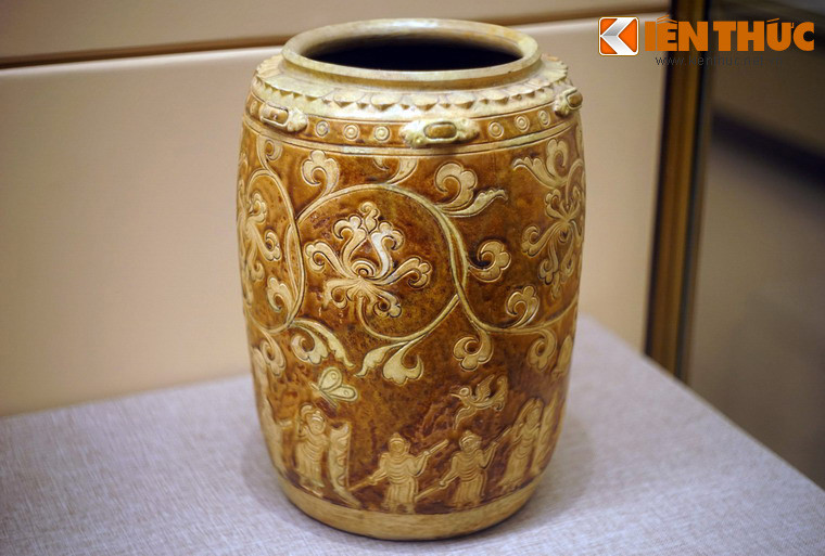 Thạp gốm hoa nâu trang trí hình hoa cúc dây và hình chiến binh thời Trần, thế kỷ 13-14. Loại hình đố gồm hoa nâu rất đa dạng về chúng loại, tập trung vào hai nhóm đồ gia dụng và phục vụ tôn giáo.