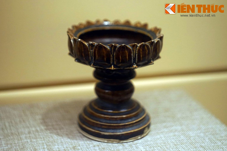 Chân đèn gốm men nâu. Niên đại của đồ gốm hoa nâu chủ yếu thuộc thời Lý – Trần (thế kỷ 11-14), nhưng cũng có một số hiện vật thuộc thời Lê Sơ (thê kỷ 15). Kể từ đây, gốm hoa nâu dần dần được thay thế bởi các dòng gốm khác, đặc biệt là gốm hoa lam. (Bài có sử dụng tư liệu của bảo tàng Lịch sử Quốc gia Việt Nam).