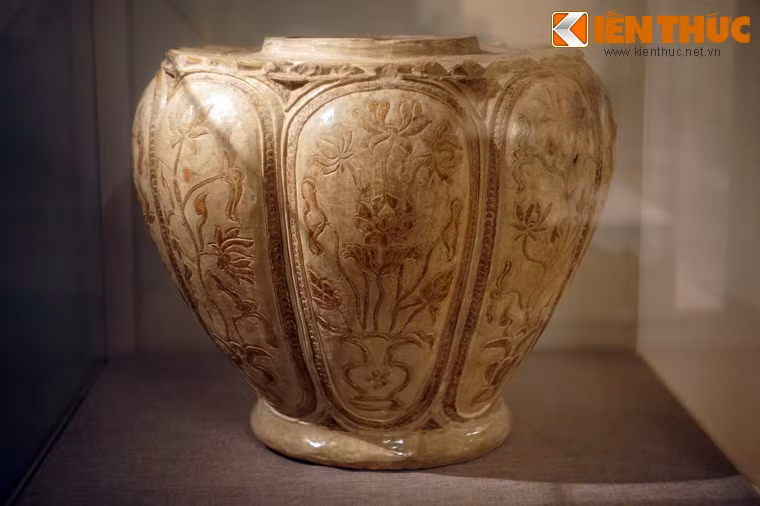 Bảo vật quốc gia - thống gốm hoa nâu thời Trần. Một điểm đặc biệt trong dòng gốm hoa nâu là sự xuất hiện nhiều loại hình hiện vật có kích thước lớn như thạp, chum, thống, điếu ít gặp ở các dòng gốm khác cùng thời.