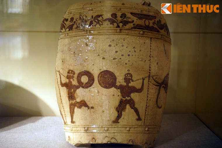 Mảnh thạp gốm hoa nâu trang trí cảnh đấu võ thời Trần. Hoa văn trang trí trên đồ gốm hoa nâu không chỉ phản ánh chủ đề Phật giáo, Đạo giáo mà còn phản ánh các đề tài thiên nhiên và sinh hoạt của con người, rất gần gũi với hiện thực.