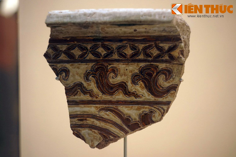 Mảnh chậu gốm hoa nâu trang trí sóng nước. Trang trí gốm hoa nâu có mối liên hệ mật thiết với các dòng gốm men trắng, men ngọc cùng thời, cũng như với các loại hiện vật bằng chất liệu khác như đá, đất nung, gỗ, đồng, vàng...