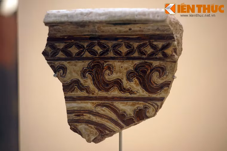 Mảnh chậu gốm hoa nâu trang trí sóng nước. Trang trí gốm hoa nâu có mối liên hệ mật thiết với các dòng gốm men trắng, men ngọc cùng thời, cũng như với các loại hiện vật bằng chất liệu khác như đá, đất nung, gỗ, đồng, vàng...