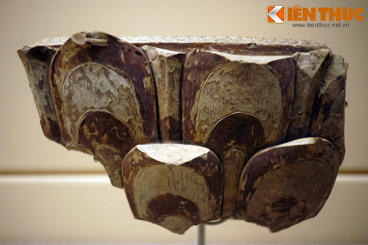 Mảnh thống gốm hoa nâu trang trí hình cánh sen. Trang trí nổi theo phong cách phù điêu cũng góp phần làm phong phú và tăng thêm tính hoành tráng cho sản phẩm gốm hoa nâu.