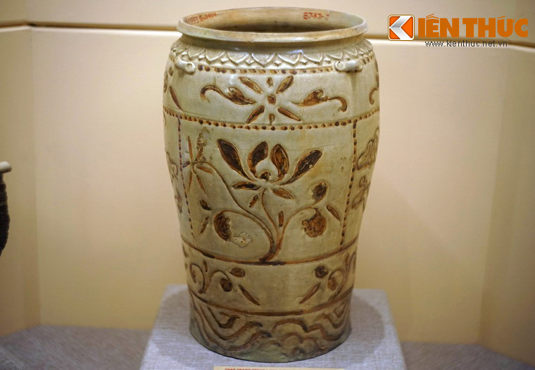 Thạp gốm hoa nâu trang trí hình hoa sen, sóng nước. Đồ gốm hoa nâu thời Trần thường thấy mô tả hoa lá sen theo xu hướng hiện thực: sen dây, sen cành và cả khóm hoa lá sen như trên thạp, chậu, chum, liễn...