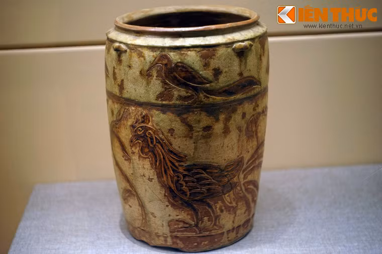 Thạp gốm hoa nâu trang trí hình gà và chim chóc thời Trần. Hiện vật thuộc dòng gốm hoa nâu đã được phát hiện gồm các loại ấm, âu, ang, bát, bình, chân đèn, chân đế, chậu, chén, chum, đài, đĩa, hộp, liễn, lọ, loa, mô hình tháp, thạp, ngói, thống, tước, tượng động vật...